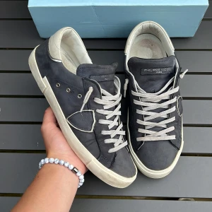 Philipe model skor -  ett par riktigt snygga Philipe model sneakers i navyblå färg! Size 43! Skick 8,5/10 ! Box ingår vid köp! Hör av dig vid minsta lilla fundering 🤩