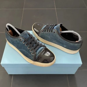 Lanvin Skor | 40 - Lanvin Dbb1 Sneakers | Storlek 40 | Ena innersulan är utbytt, andra är sliten; se bild 3 | Dustbag ingår | INGA BYTEN |