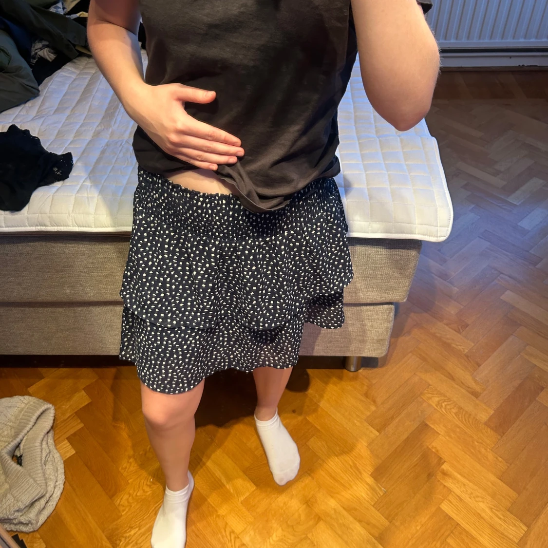  volangkjol med vita prickar