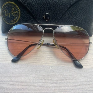 3 par raybans  - Säljer 3 par raybans för billigt pris alla riktiga behöver pengar snabbt 