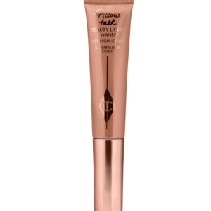 Charlotte Tilbury Pillow Talk Highlighter - Färg - 2.medium ✨ Glow up med Charlotte Tilbury Pillow Talk Beauty Light Wand! Flytande highlighter i roséguldig nyans som ger en magisk lyster. Kommer i en smidig tub med applikator, perfekt för att highlighta kindben och näsrygg. Ikonisk design och lyxig känsla.