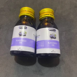 Hemani Blackseed Oil 30ml - Två flaskor Blackseed Oil från Hemani, 30 ml vardera. Oljan kommer i mörkbruna glasflaskor med gula skruvkorkar och lila/vita etiketter. Perfekt för dig som vill boosta din hudvårdsrutin med naturliga ingredienser.