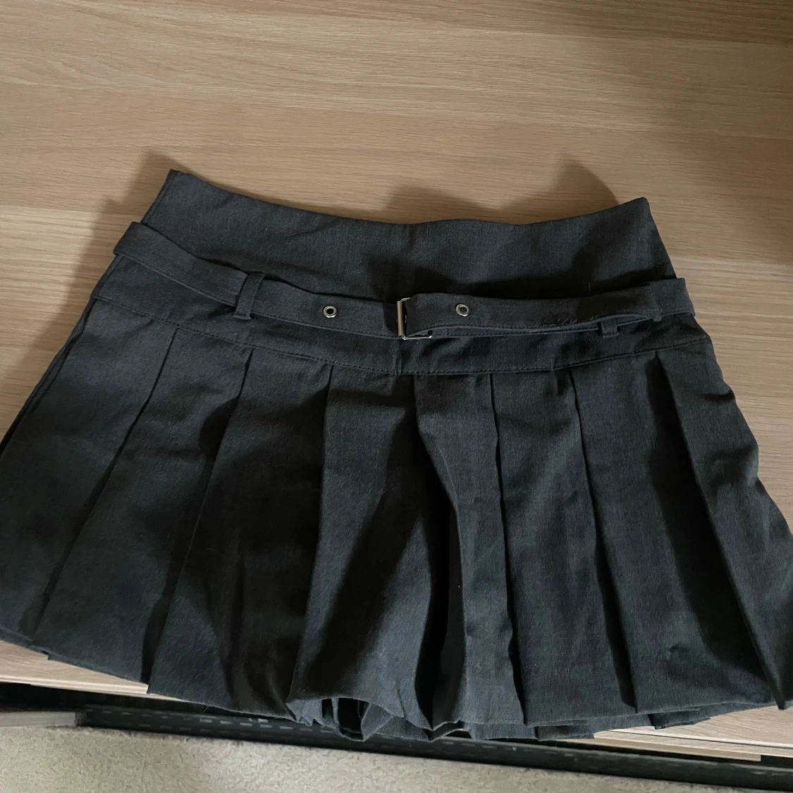 Grå plisserad minikjol från Zara