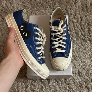 Converse x Cdg skor - Hej😁, säljer nu mina extremt fina och sköna converse x comme des Garçons Play sneakers till ett oslagbart pris. Skorna är i topp sick och är perfekt nu till sommaren. Skriv vid funderingar!