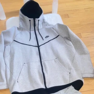 Nike Tech Fleece - Grå Nike Tech Fleece, tröja i S och byxor i M. Jättefint skick!