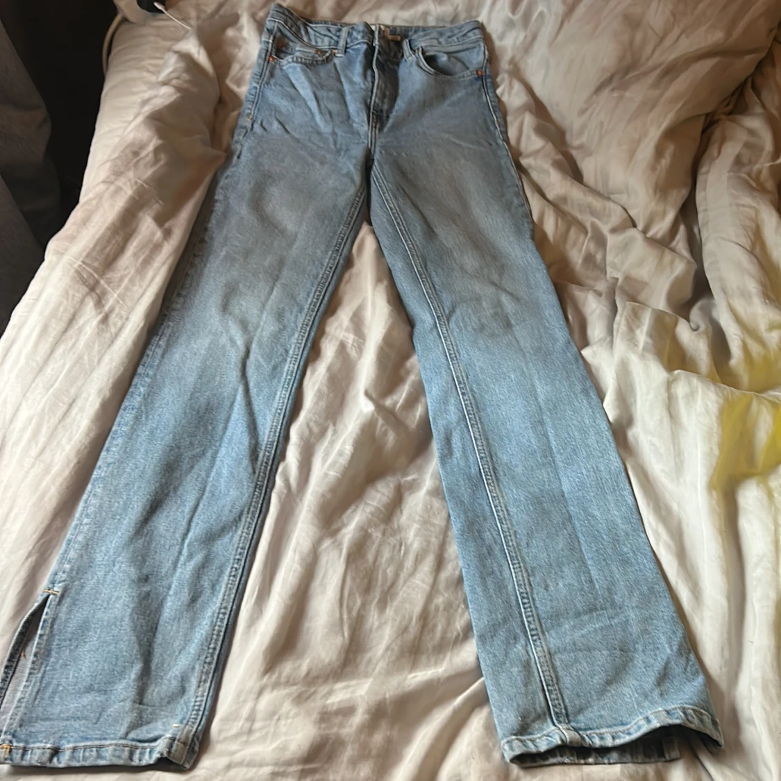 Ljusblå raka jeans med slits - 2