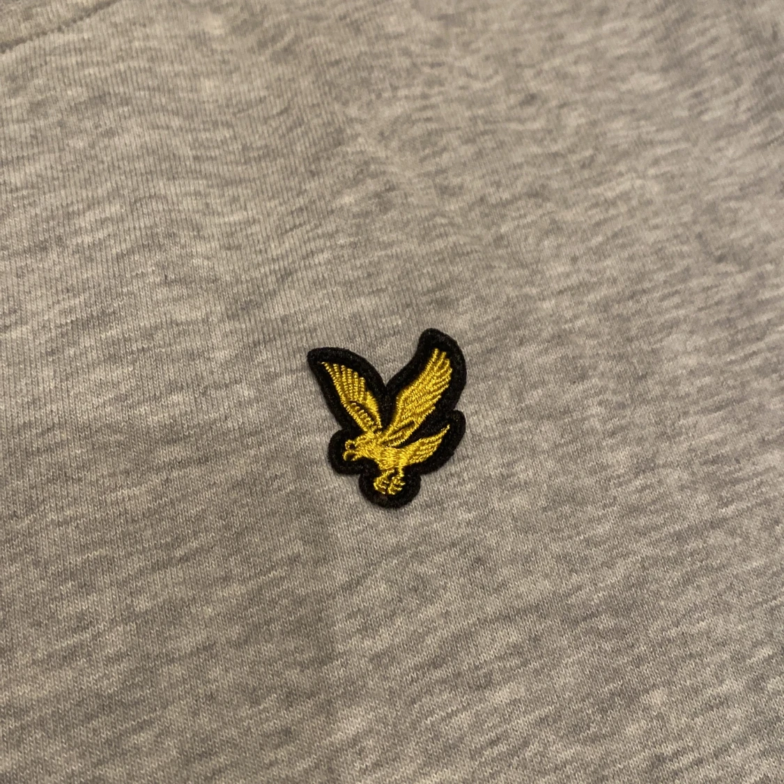 Grå t-shirt från Lyle & Scott - 1