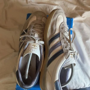 Adidas Gazelle sneakers - Snygga Sällsynta Adidas Gazelle sneakers. Dem är använda en del men fortfarande väldigt bra skick och går att använda ett bra tag till. Storlek 44,5 men gazelles är lite små i storleken så sitter som 44. Nypris ca 1500kr. Priset är inte hugget i sten.