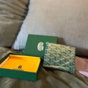 Grön plånbok med mönster  - Snygg grön plånbok för dem som vill ha still och får plats med lite sedlar och kort !