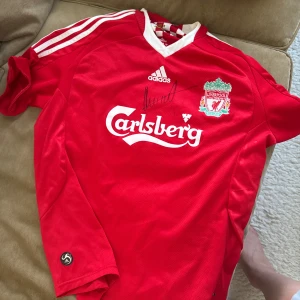 Liverpool tröja  - ( Intressekoll !)Liverpool tröja från året 2006-2008 hemma tröja med Gerrard på ryggen, samt en signatur ifrån Glenn Hysén.