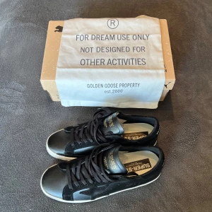 Golden Goose skor - Skor från Golden Goose | Storlek 44 men kan passa som 43 också | Skor och dustbag följer med | Köpta på vestiercollective | Skriv vid frågor |