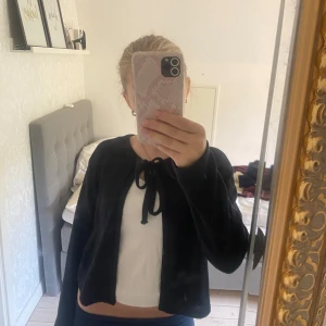 Svart kofta med knyt🙏 - Snygg kofta som man knyter fram som inte används längre🎀