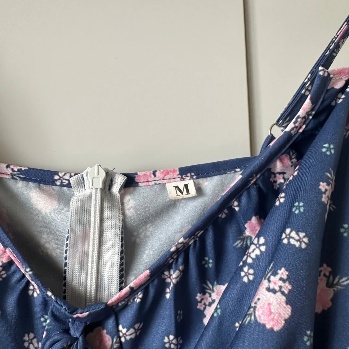 Blommig blå långklänning med smala axelband - 2