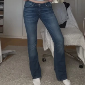 Blå bootcut jeans midwaist - Lågmidjade bootcut jeans😍 Midjemått:38 cm innerbensmått:84 cm. Pris är alltid diskuterbart, framförallt om du köper bundle, så kolla gärna in min profil🩷