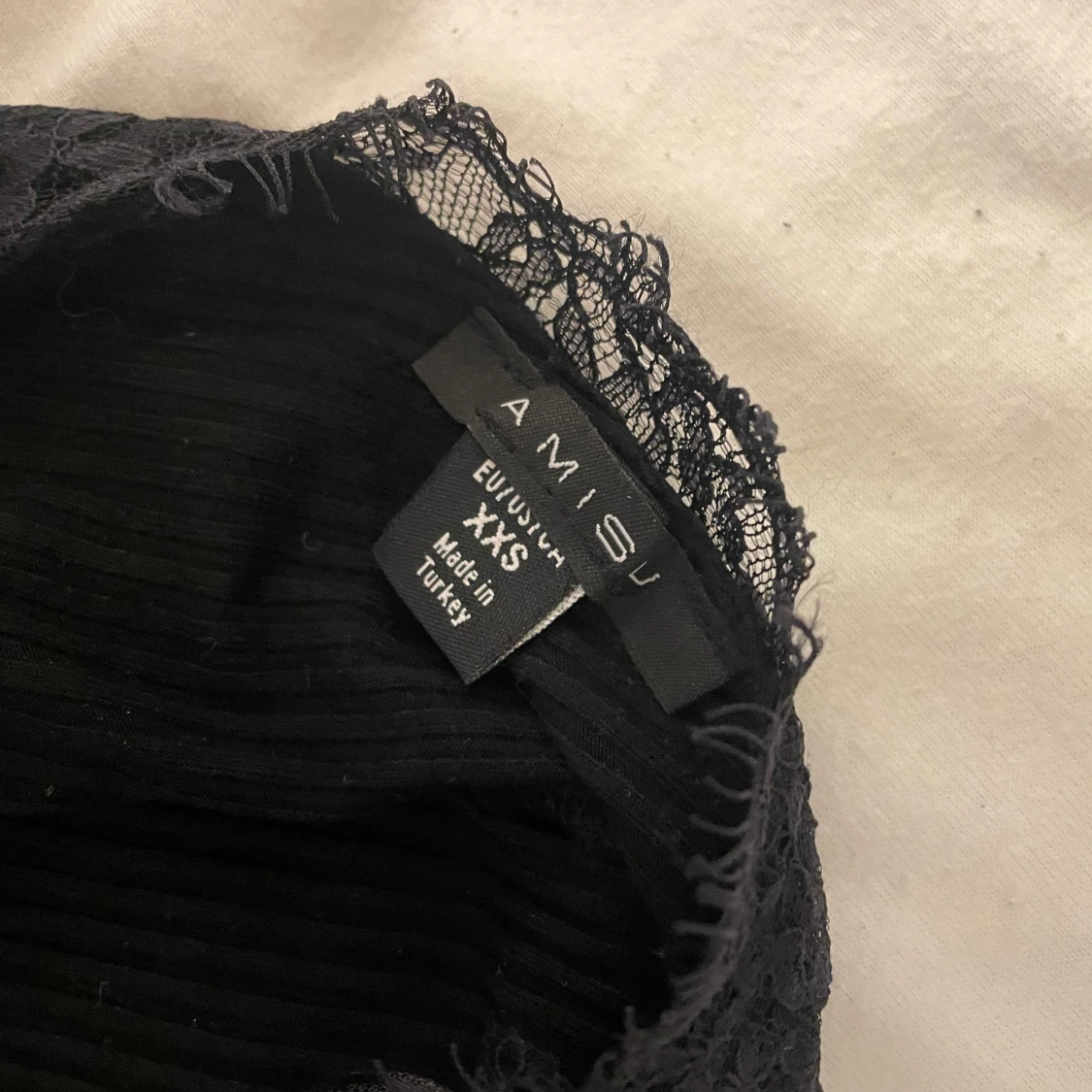 Svart ribbad topp med spets från Amisu - 3