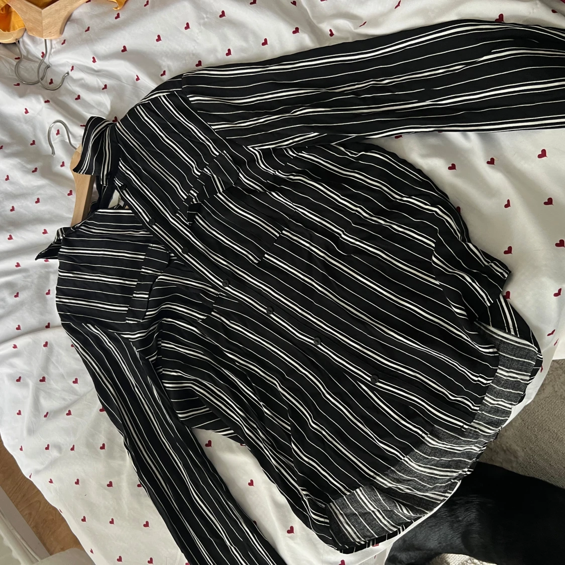 Svartvit randig skjorta med knappar