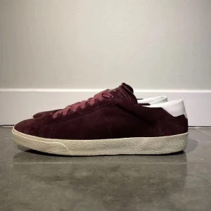 Saint Laurent skor - Snygga vinröda saint Laurent skor perfekta till hösten. Väldigt bra skick! Storlek 45 men passar även 44. 