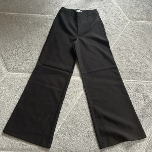 kostymbyxor Madlady - Helt nya kostymbyxor, ej använda. Säljs pga för små för mig. Storlek 32 short (xxs).