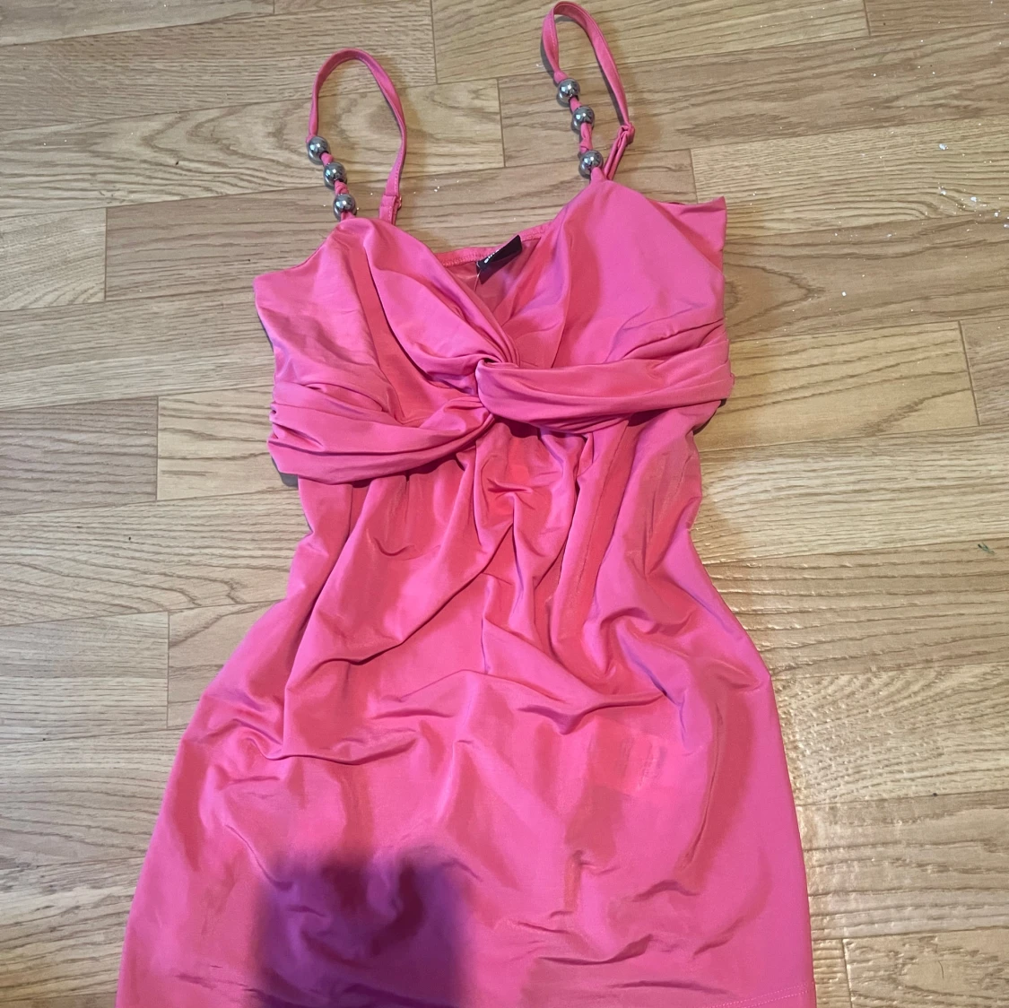 Rosa kort klänning med pärlband