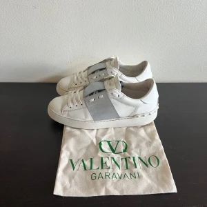 Valentino open  - Säljer nu dessa valentino open skor, påse tillkommer även💞