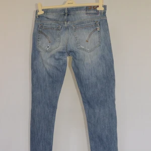 Dondup George jeans  - DONDUP JEANS  Storlek : W35  Passform : Skinny, george  Mått : A = 43CM - B = 102CM  Användning : Jeansen är i fint skick utan defekter  Nypris : Cirka 3500SEK