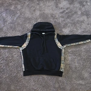 Burberry hoodie - Svart burberry kofta med beige burberry monogram den är i bra skick och den har inga fel