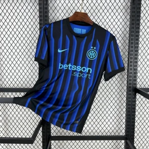 25/26 INTER MILAN - 25/26 INTER MILAN • Storlek S/M/L • Tryck på ryggen valfritt (max 15 karaktärer) • Frakt 5-17 dagar 🚚 • DM vid köp ✍️