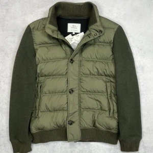 Woolrich down cardigan jacket - – Condition: 10/10 - brand new with tags  – Retail price: 6600 + SEK  The model is 185 cm tall and wear size L                                Available in S and L     