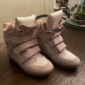 Pastellrosa höga sneakers med kardborre - Säljer nu mina jätte snygga isabell Marant skor som endast är testade inomhus. Säljer de då jag är sugna på ett par andra skor dels att de är väldigt dyra att gå runt i🥲. Orderbekräftelse finns vid förfrågning. Kom med prisförslag! Skriv för minsta fundering!