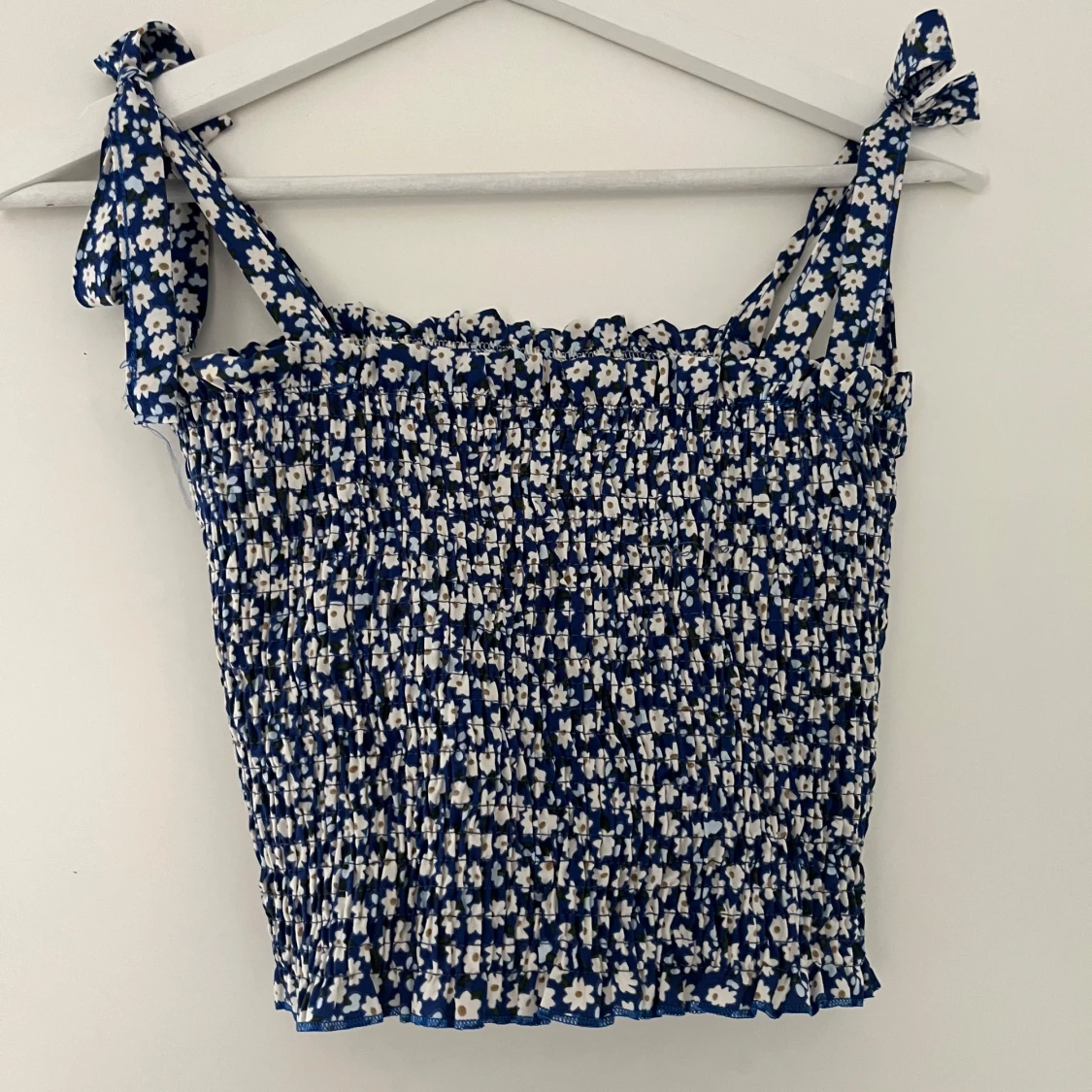 Blommig blå smockad linnetopp - 1