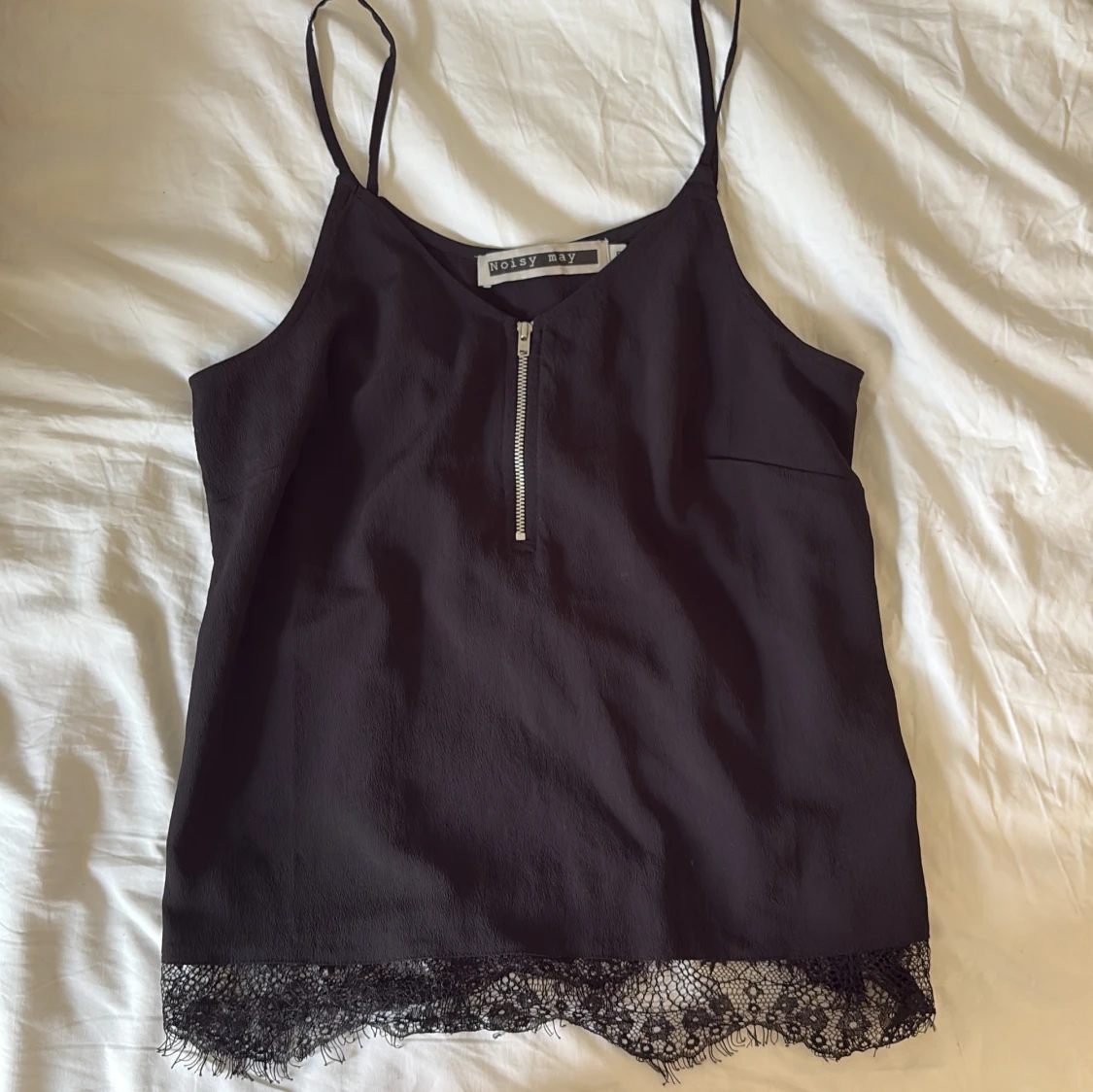 Svart linnetopp med spets från Noisy May