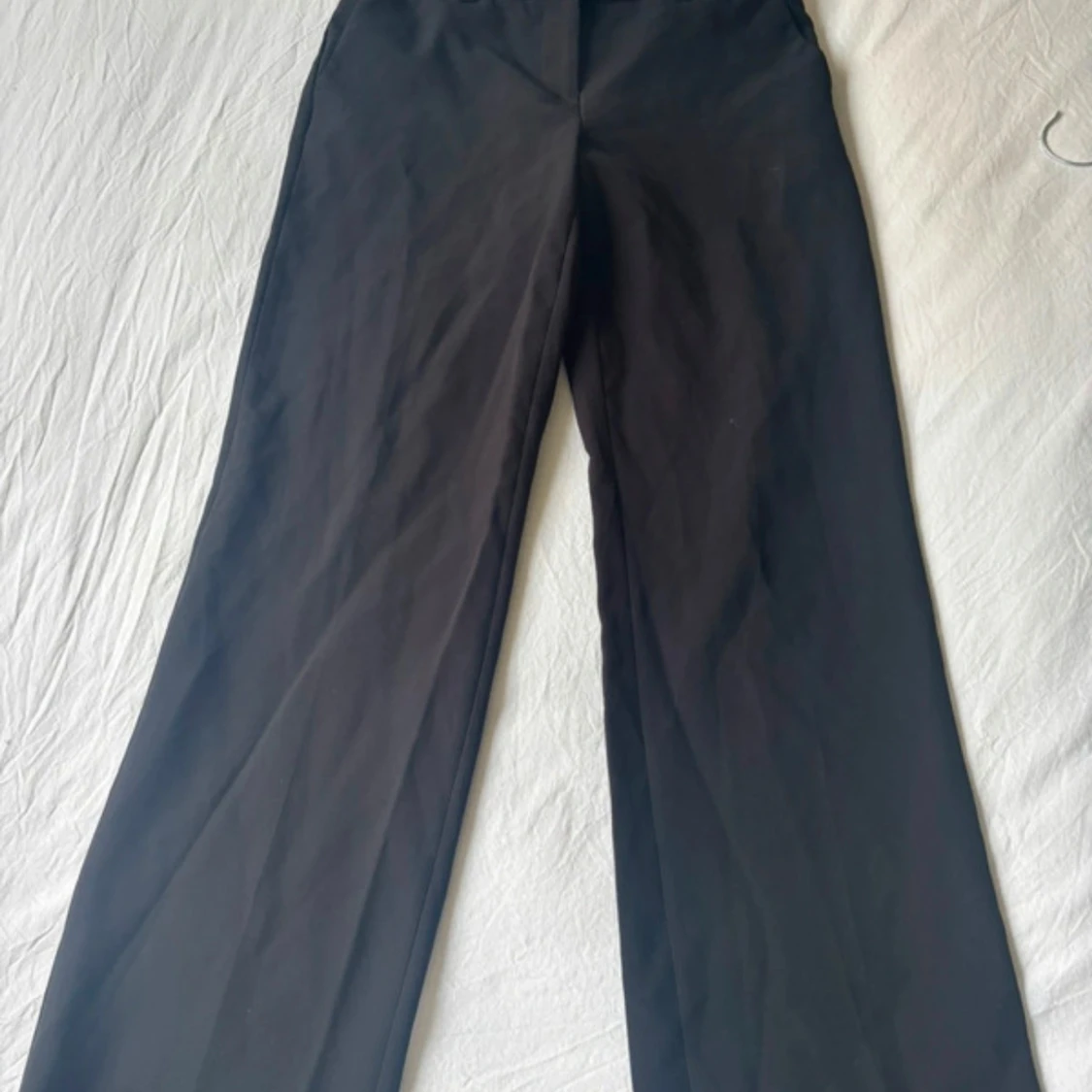 Svarta vida kostymbyxor