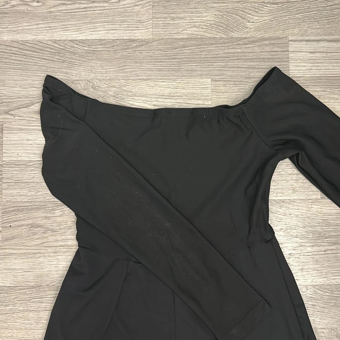 Svart offshoulder byxdress  - 2