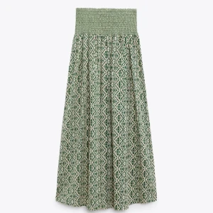 lång kjol - säljer denna långkjolen från zara som är så otroligt fin! stl xs!! skriv om ni har mer frågor❤️❤️ jätte fint skick!