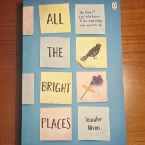 All the Bright Places - En gripande berättelse om två unga som möts på skolans klocktorn och förändrar varandras liv. Perfekt för dig som gillar starka känslor, vänskap och att läsa om att hitta ljus i mörkret. En bok som berör och stannar kvar länge. På engelska! Helt ny!