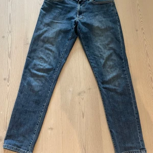Blå jeans från Oscar Jacobson storlek 30/32 - Blå jeans från Oscar Jacobson i storlek 30/32