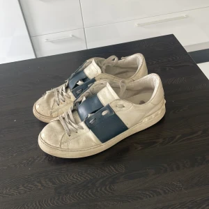 Valentino Open (marinblå) - Valentino Open i strlk 42, marinblåa. Ej tvättade och därför ser dom lite slitna ut, några små defekter men inget som syns tydligt. Pris kan diskuteras. 