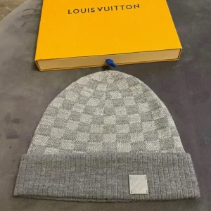 Äkta louis vuitton mössa - BRA PRIS!! Säljer nu min fina lv mössa i nyskick. Köptes för 3 månader sen. Allt og följer med förutom kvitto då jag slarvat bort det. Fraktar alltid samma dag