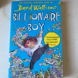 Billionaire Boy - En färgstark och rolig bok om Joe, världens rikaste 12-åring, som har allt – men saknar en riktig vän. Perfekt för dig som gillar humor, galna äventyr och illustrationer av Tony Ross. Passar unga läsare som vill ha en lättläst och underhållande berättelse.