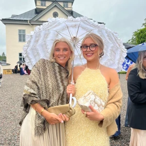 Guld balklänning - Bubbelroom - En så fin balkänning från bubbelrum i guld! Endast använd en gång! Med öppenrygg och knyte runt halsen!