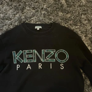 Svart Kenzo sweatshirt med logga - Snygg kenzo sweatshirt, extremt bra skick, priset kan diskuteras (fraktar samma dag eller dagen efter) passar dig utmärkt som är cirka 165