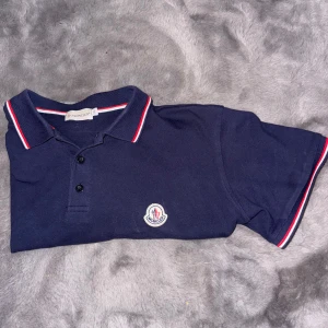 Moncler piké - Den är använd med inga defekter den är i storlek XXL men sitter som en L/XL