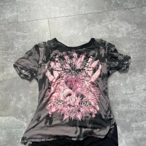 Tröja med detaljer - Tröjan är svart och grå men i mitten är det en rosé stor detalj, där står det också one love, skriv om ni har frågor