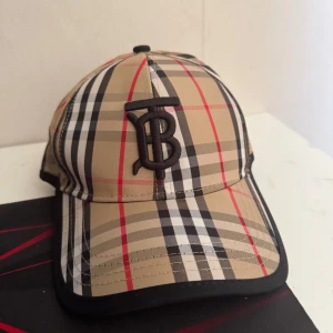 Burberry keps - En fin burberry keps som endast är använd en gång. Säljer pga att jag inte gillade modellen 