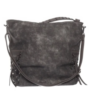 Mörk grå axelväska med nitar - Säljer då jag inte får användning till den.💞 Cool svart axelväska i syntetmaterial med mattsvart finish och dekorativa nitar på sidorna. Väskan har både axelrem och handtag med nitar, samt flera dragkedjefickor för extra förvaring. Perfekt för dig som gillar en edgy stil. 