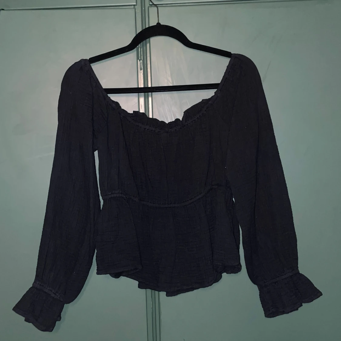 Svart off shoulder blus med volang från NLY Trend - 1