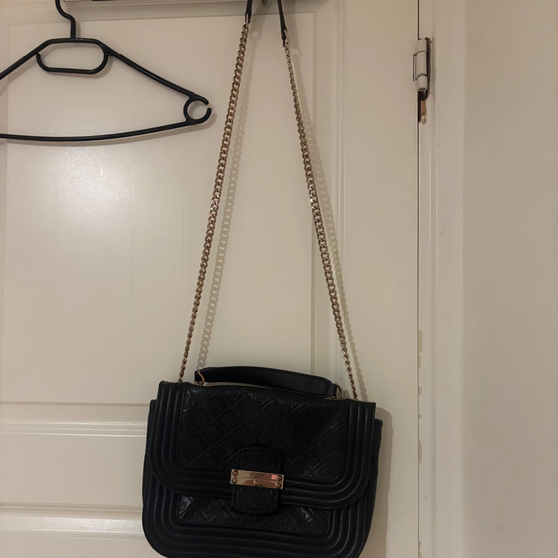 Svart quiltad axelväska från Guess - 1