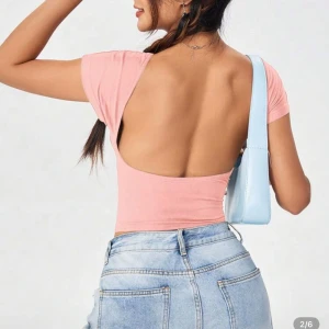 Rosa topp från SHEIN med resår - Säljer en ljusrosa topp från SHEIN i storlek S. Toppen har korta ärmar, resår i midjan för en snygg passform och är gjord i mjuk polyester. Perfekt att styla med jeans eller kjol för en trendig look. Typ aldrig använd och inga skador.