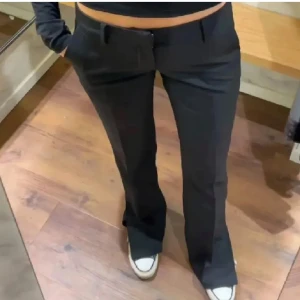 Bikbok lågmidjade kostymbyxor 💞 - Säljer mina lågmidjade kostymbyxor ifrån Bikbok i storlek 34!!💞 Jättefint skick då dom inte passade🙌🏼 Låg midja!!