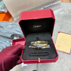 Cartie Love armband i guld - Exklusivt Cartie Love armband i guld med ikoniska skruvdetaljer runt om. Kommer i original röd ask med certifikat. Armbandet har en elegant och tidlös design som verkligen sticker ut och är perfekt för dig som gillar lyxiga accessoarer.